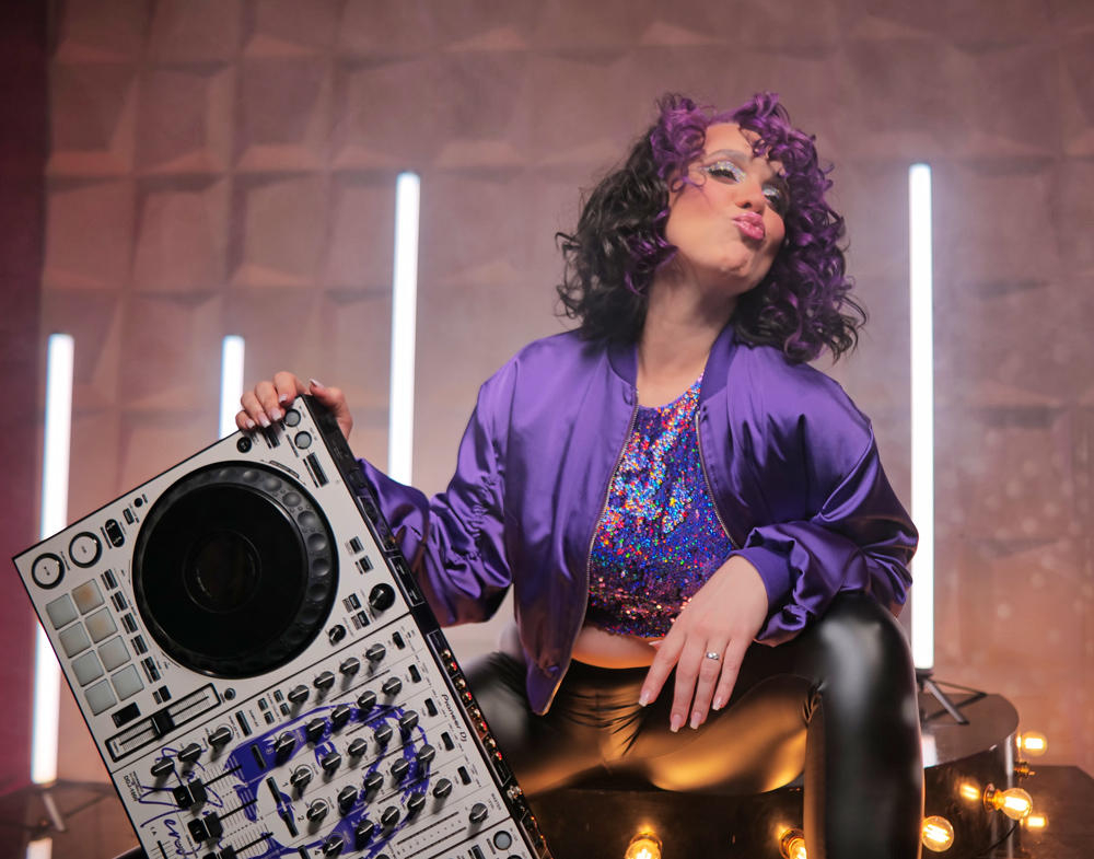 DJ Katrin mit Turntabel für eine geile Party